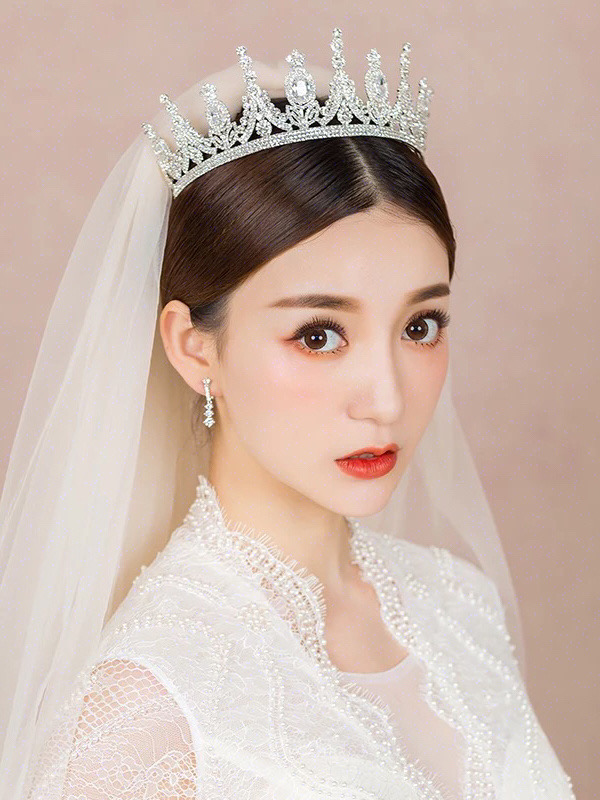 Centre parting with straight hair and crown accessory