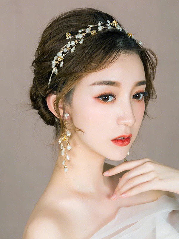 Curled hairstyle with floral headband