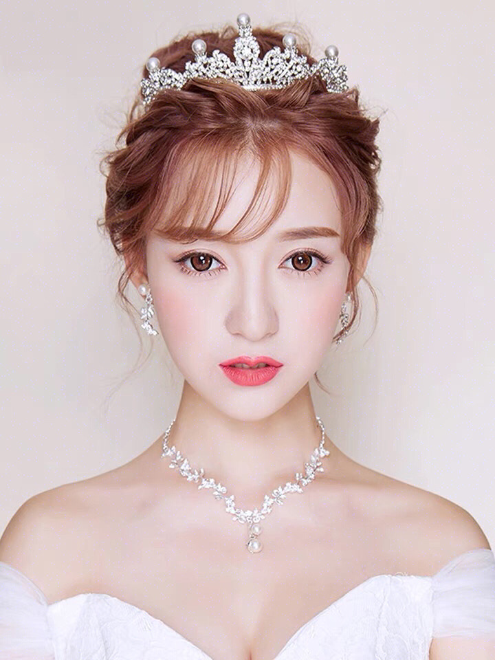 Hairstyle with curled fringe and crown accessory