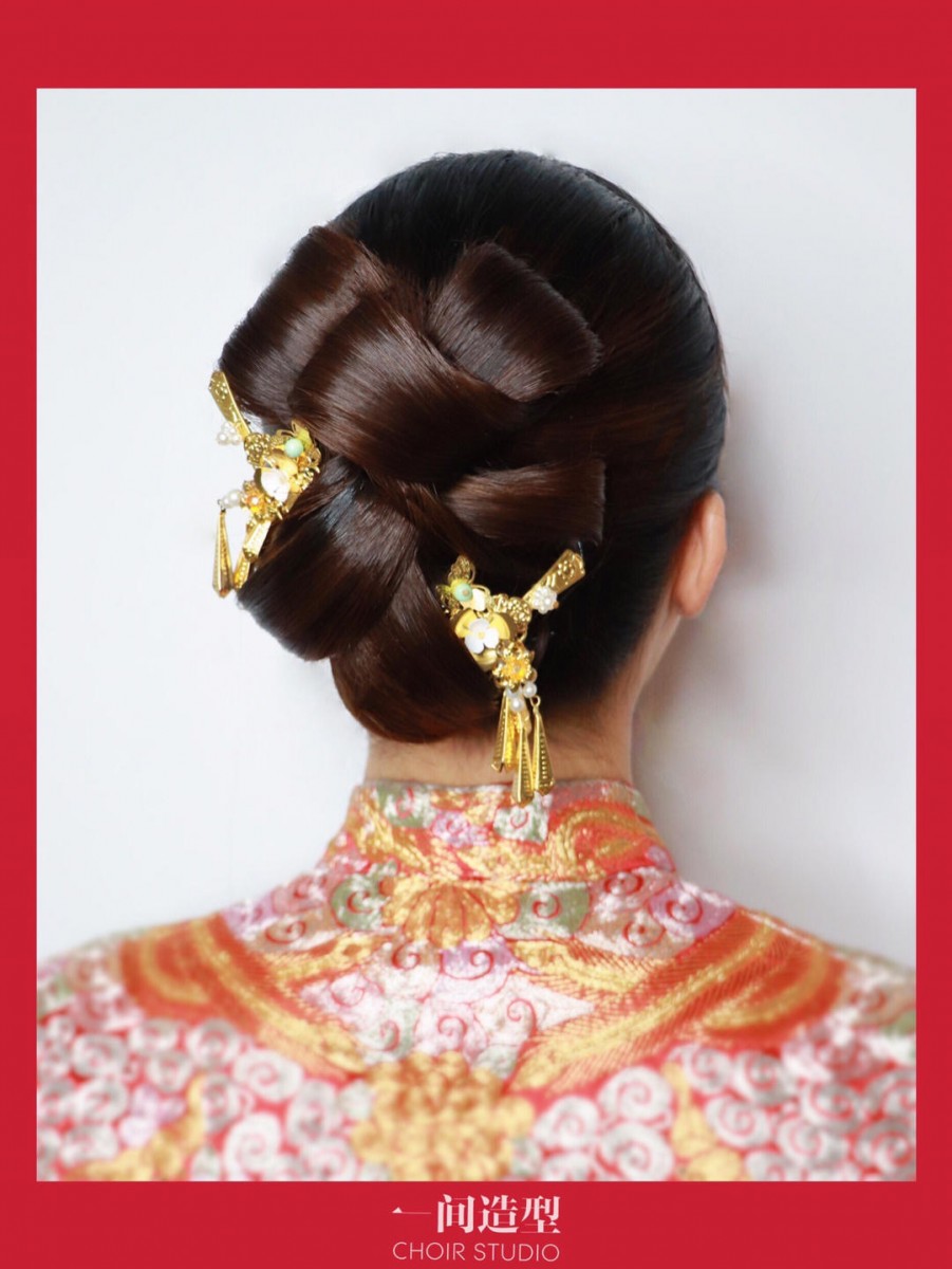 Flower hairstyle with golden accessory