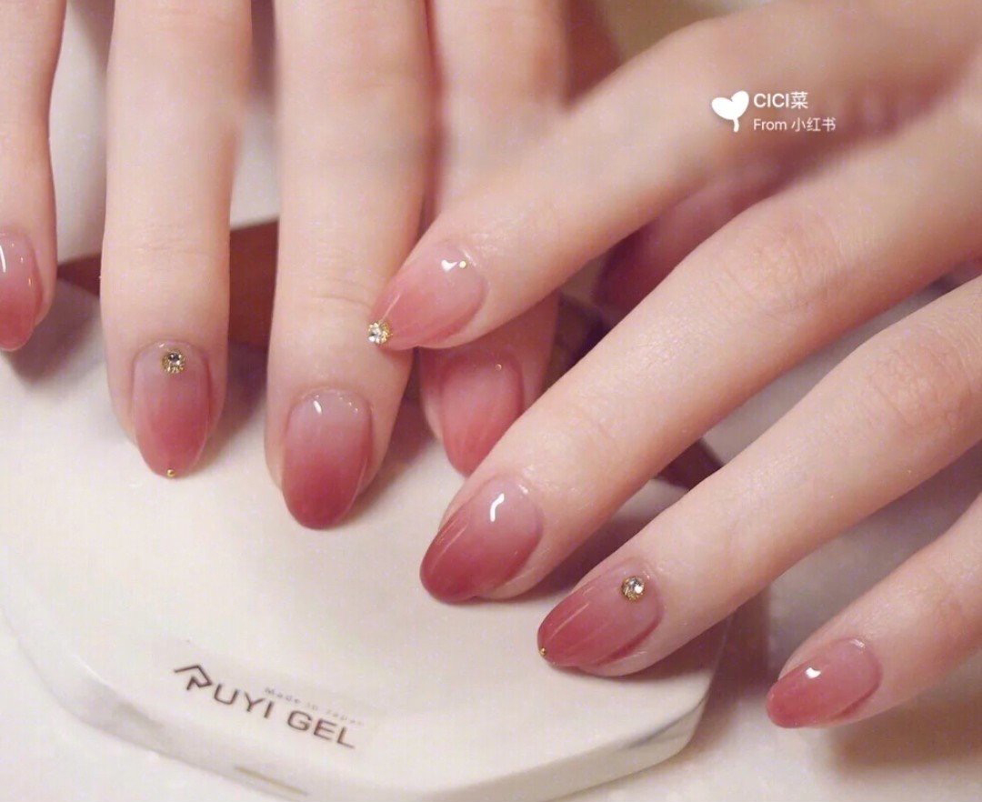 Reddish ombre nails with diamonds