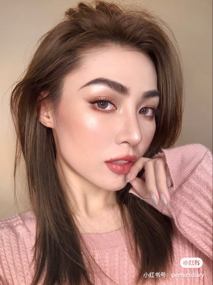 Glowing makeup look 