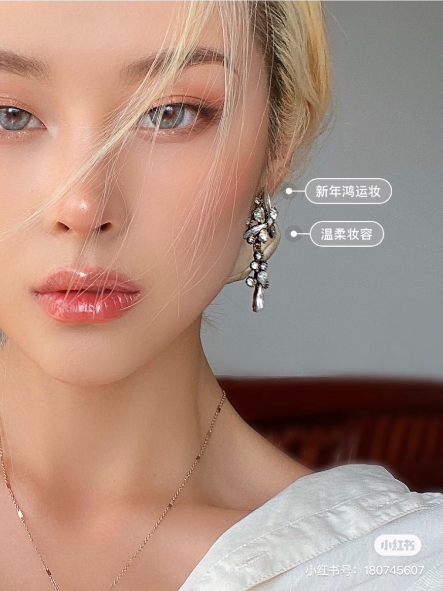 Brownish, glittery and glossy makeup look