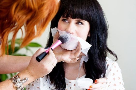 apply powder on lips