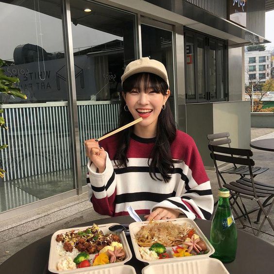 girl eating bento