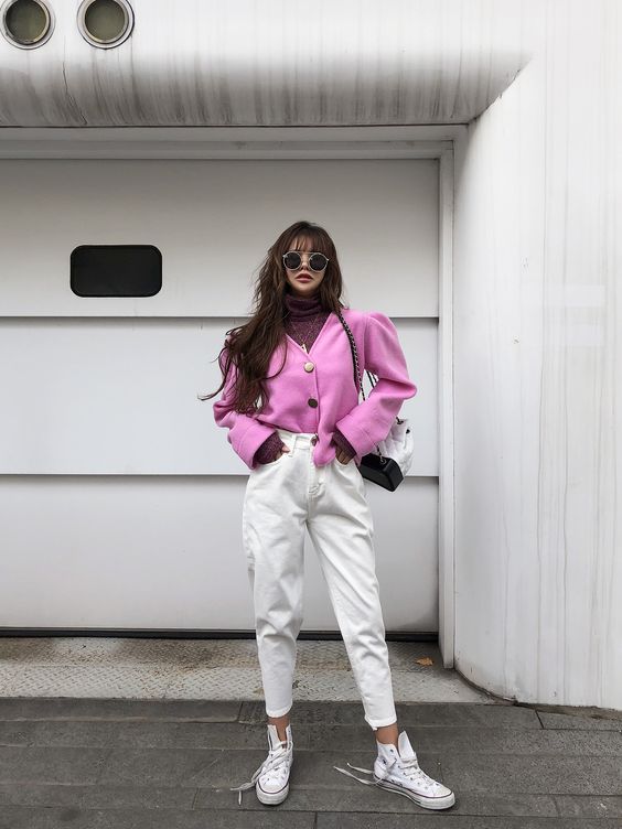 woman wearing white jeans