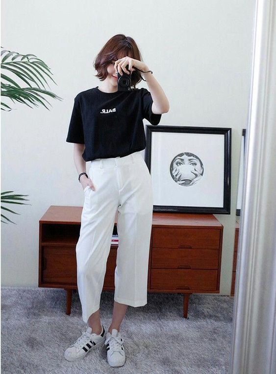 woman wearing white jeans