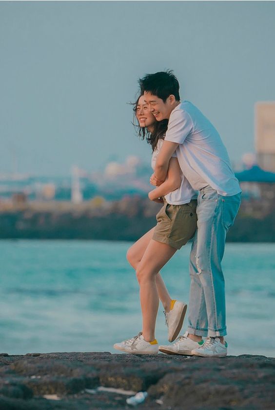 Guy hugging his girlfriend