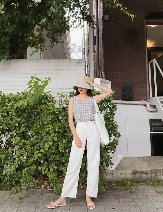 woman wearing white jeans