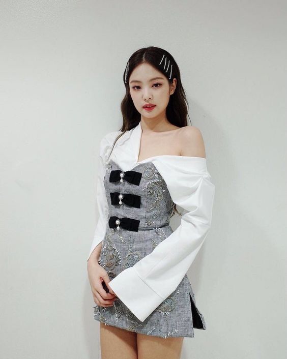 Jennie wearing silver plain hair clips