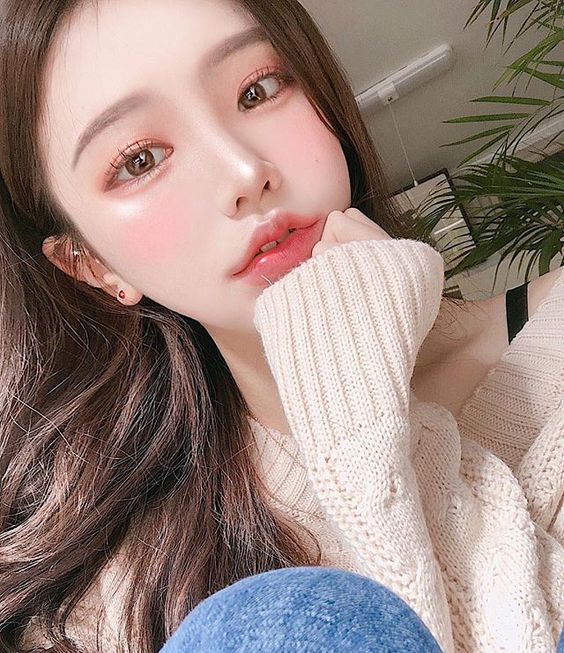 asian woman with a peachy makeup look