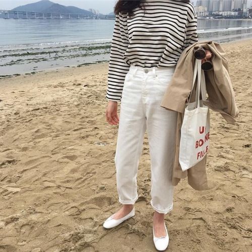 woman wearing white jeans