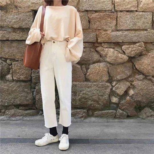 woman wearing white jeans