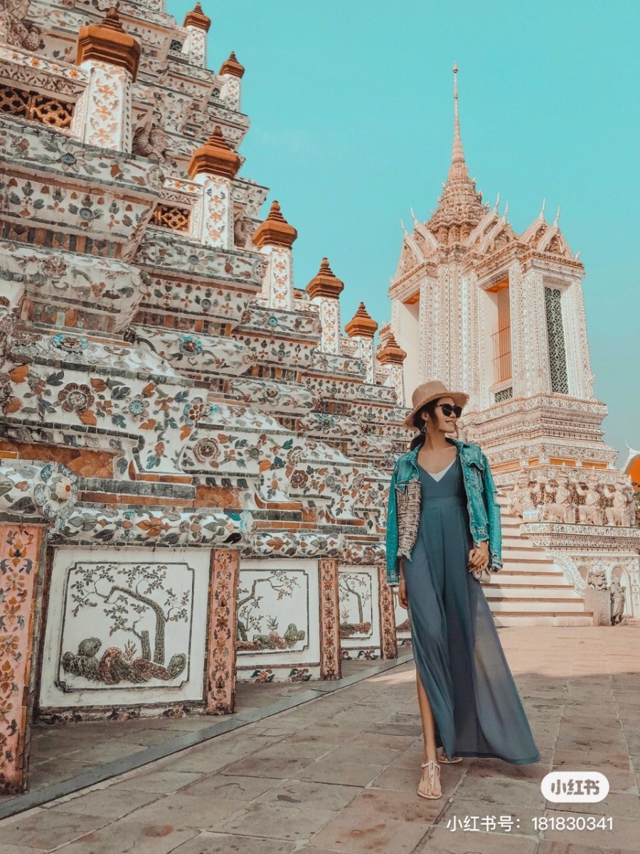 Girl posing at Wat Arun