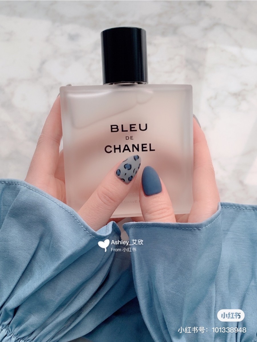 Blue nails and chanel perfume