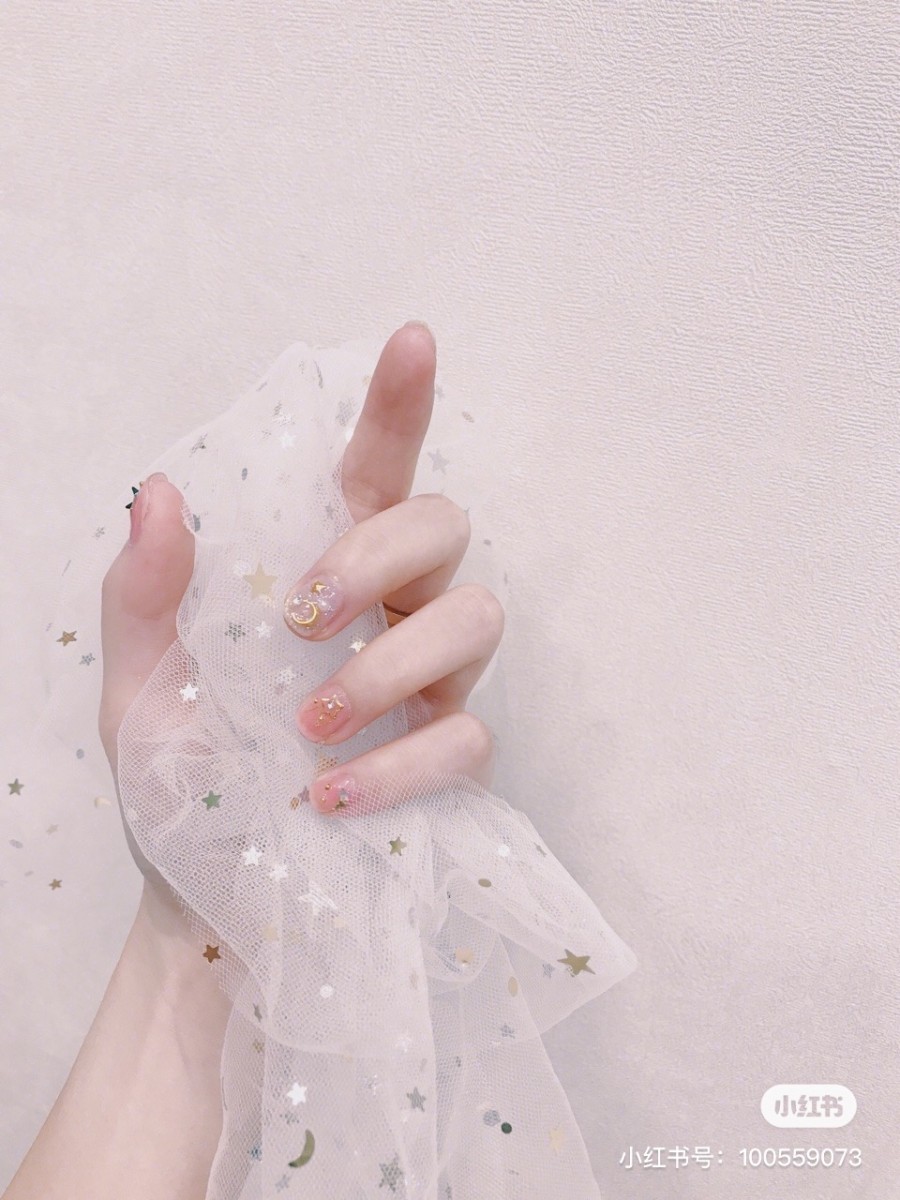 Hand holding a mesh fabric