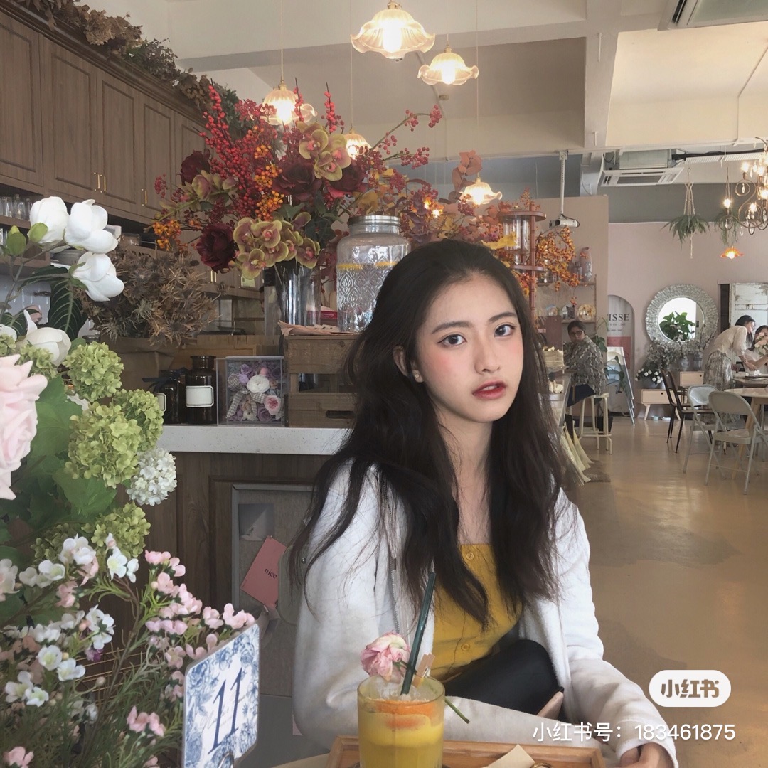 Girl in Cafe De Nicole Flowers