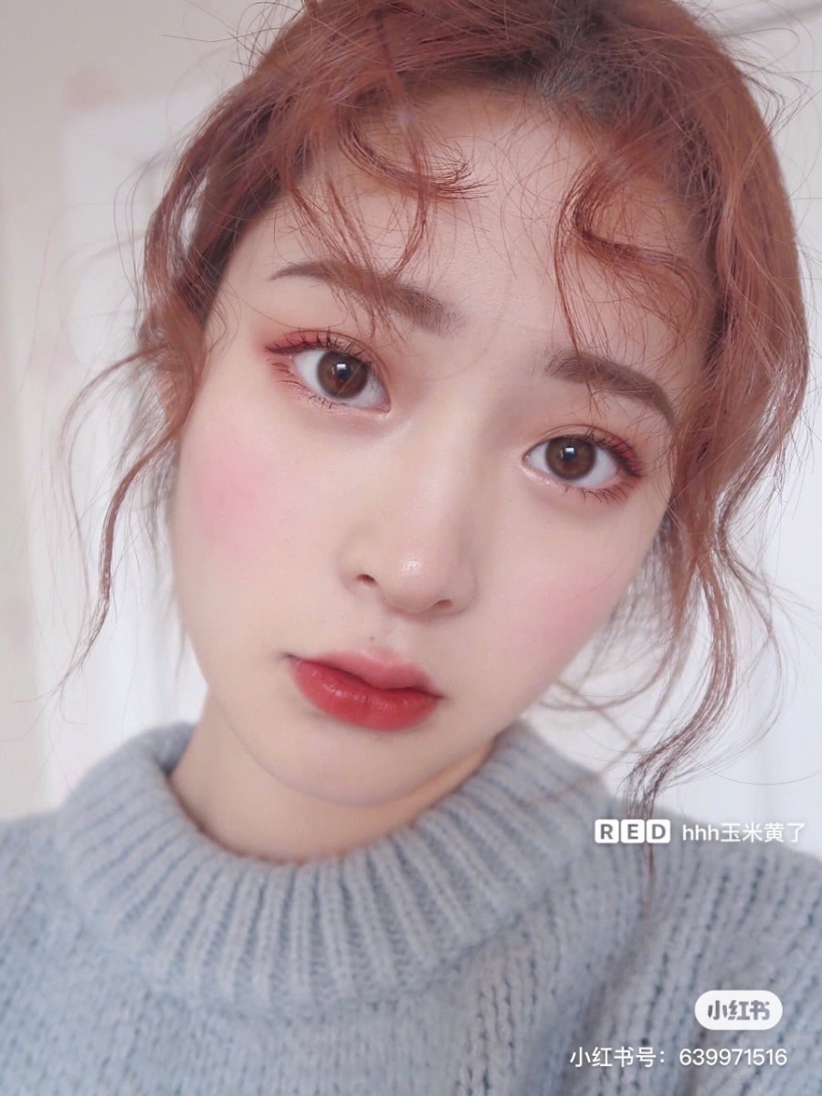 Reddish brown makeup look