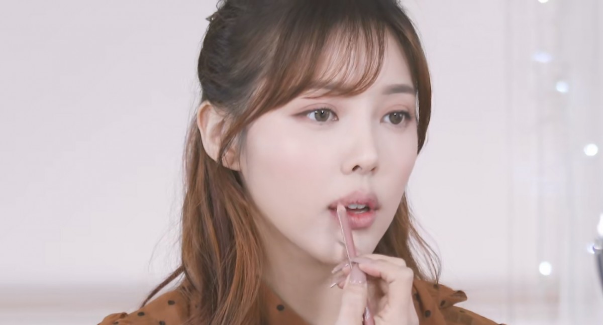 Pony over lining her lips