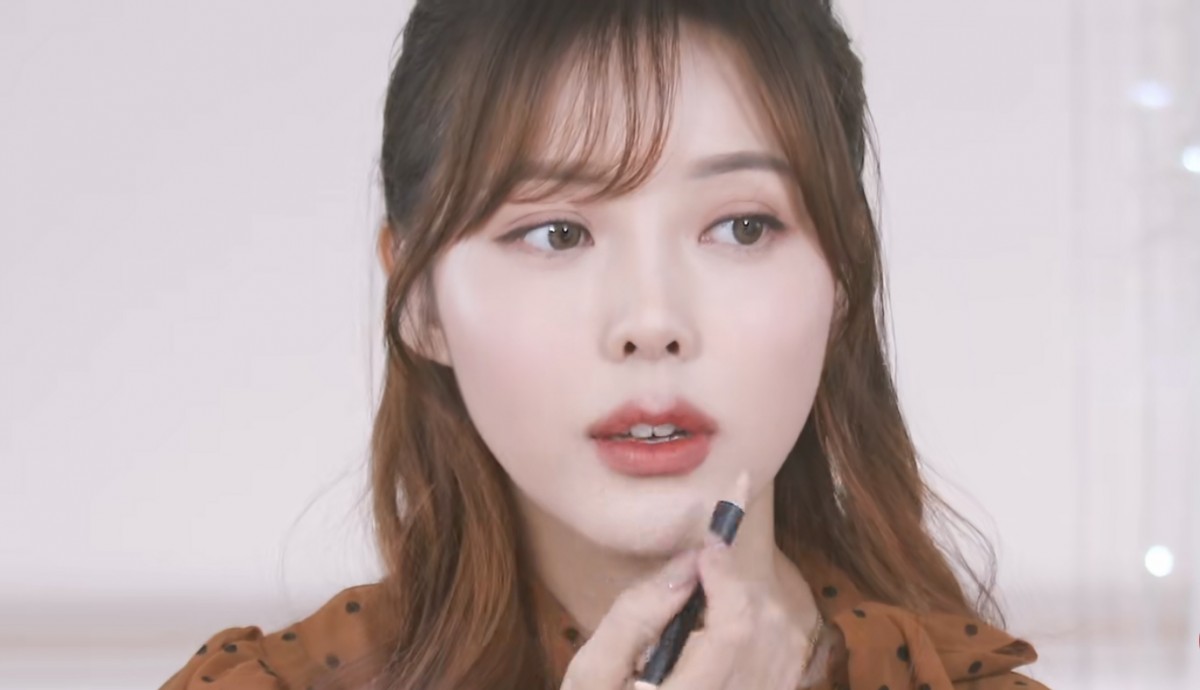 Pony creating the m-shaped lips