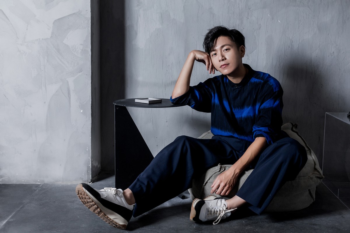 Wei Bird sitting on the floor