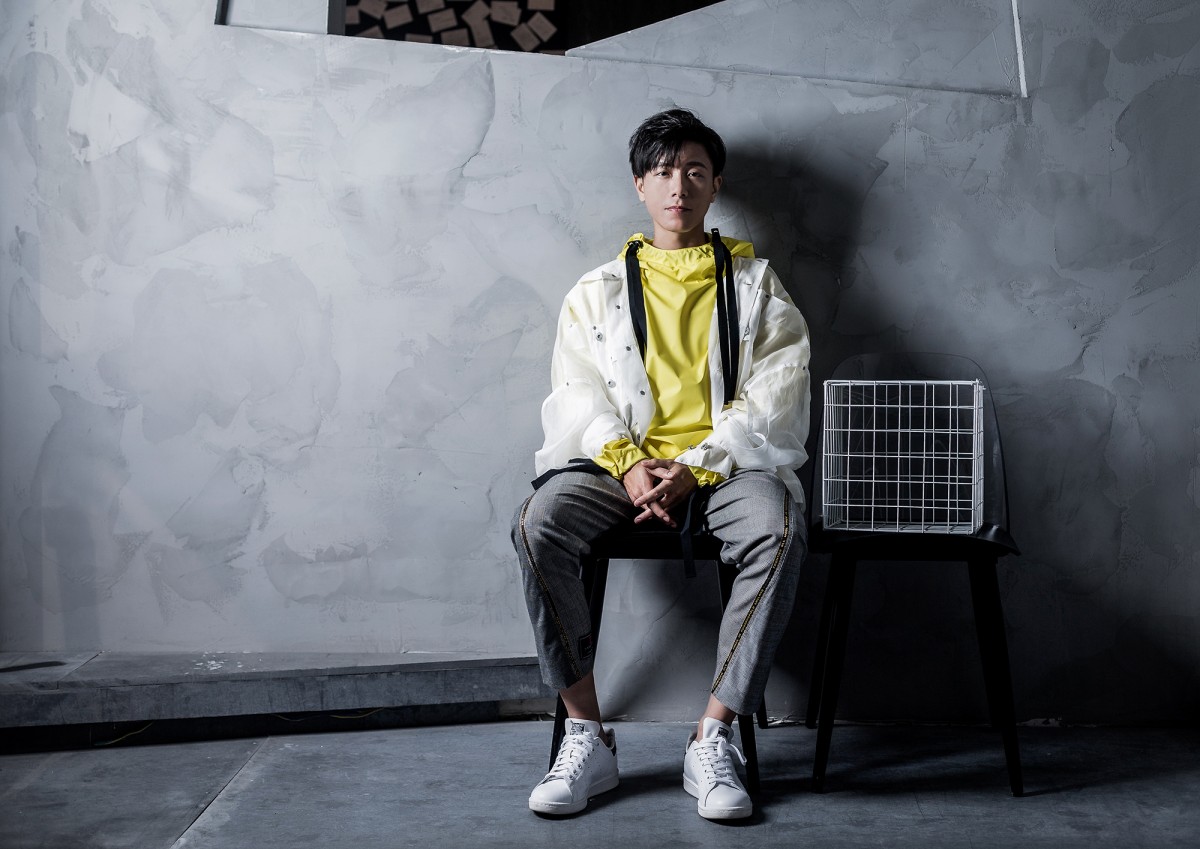 Wei Bird sitting on a chair