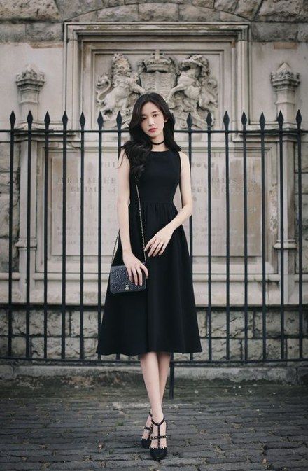 woman wearing black dress and heels