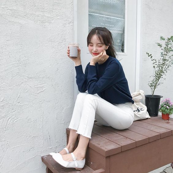 woman wearing white jeans