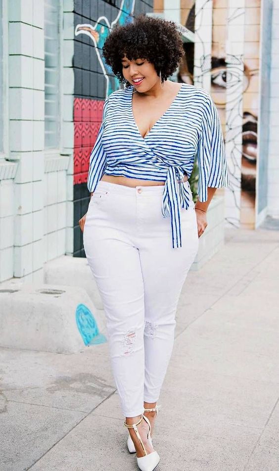 woman wearing white jeans