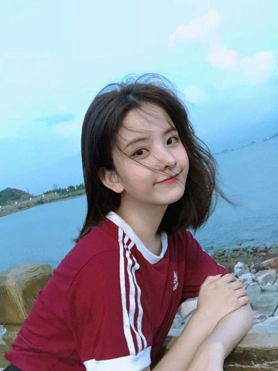 asian woman with a no-makeup makeup look