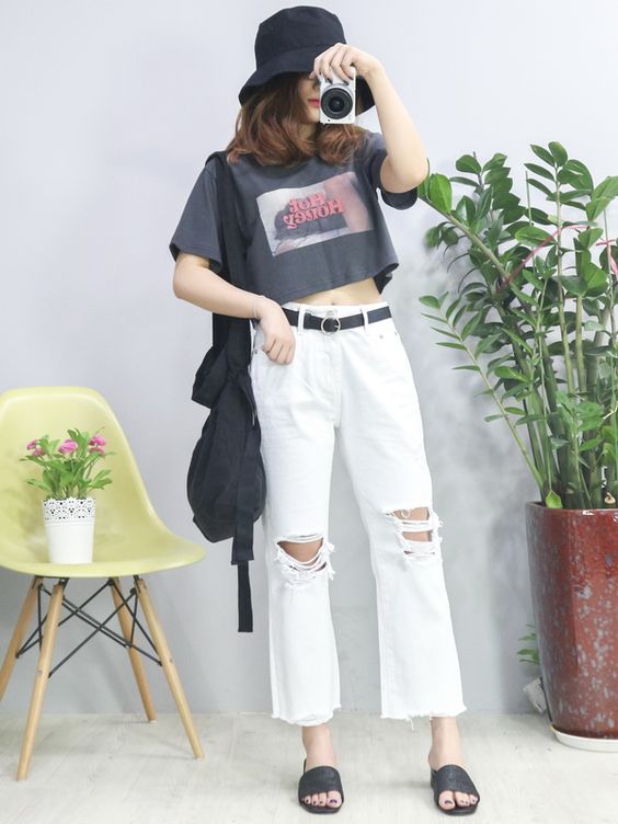 woman wearing white jeans
