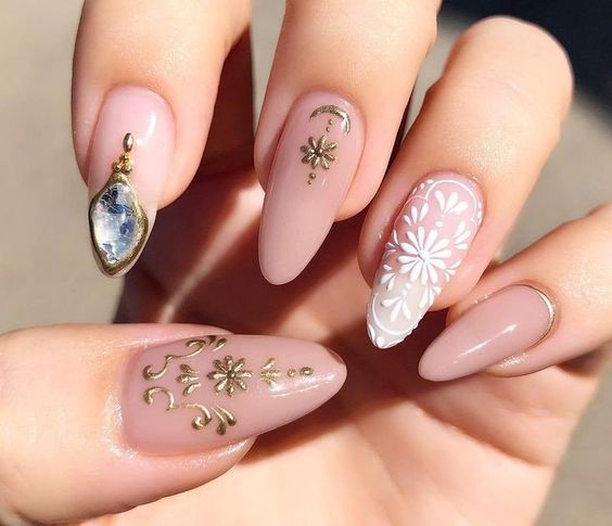 Pretty Vintage-Inspired Nail Art