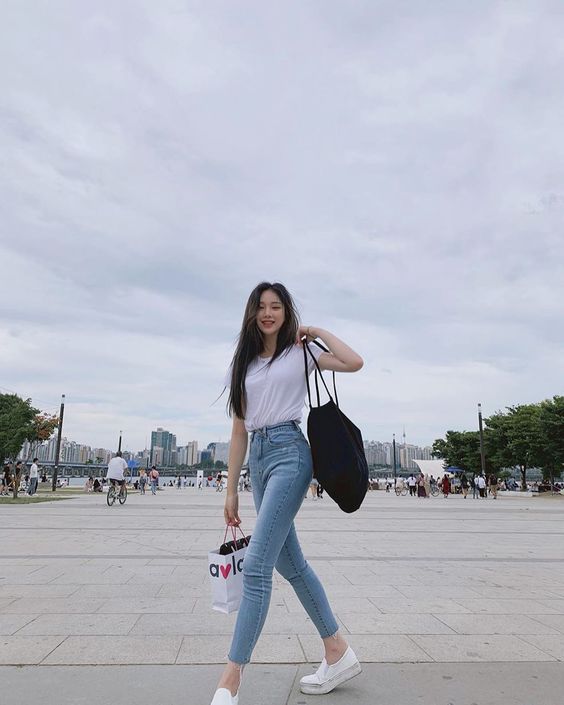 asian lady dressed in officewear
