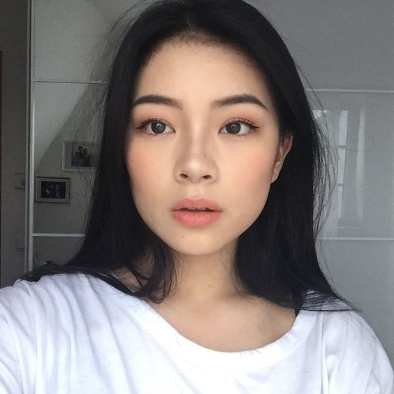 Girl using blusher as bronzer