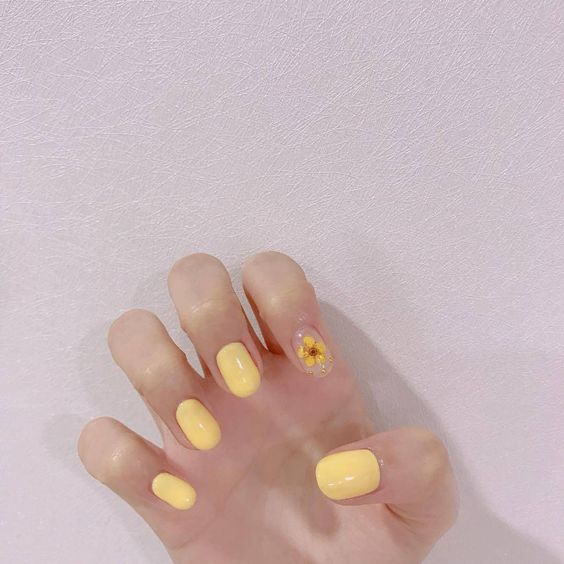 Yellow sunflower nails for spring