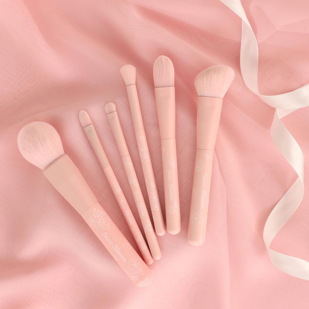 Makeup brushes