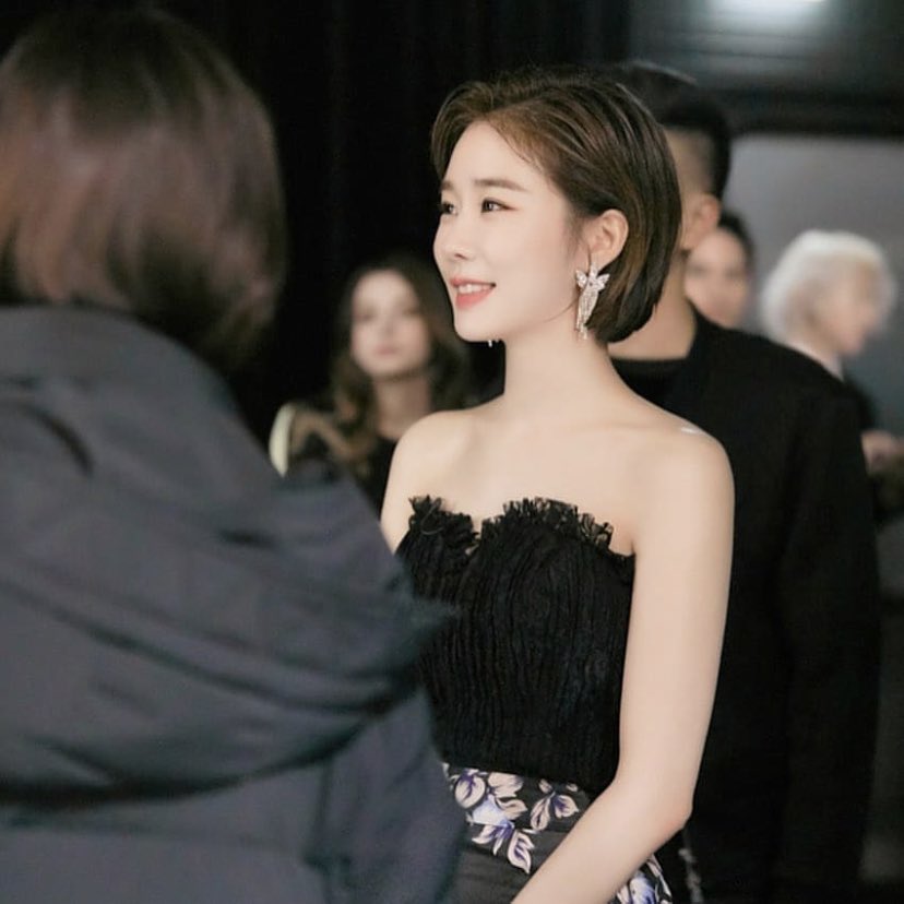 Yoo In Na with short hair smiling at an event