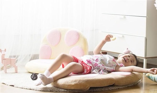 Cat paw floor chair