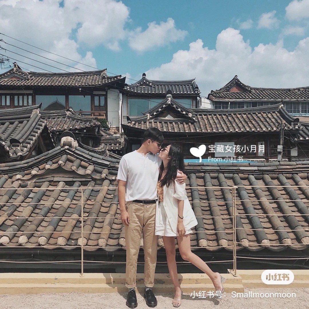 Couple on the rooftop of a hanok