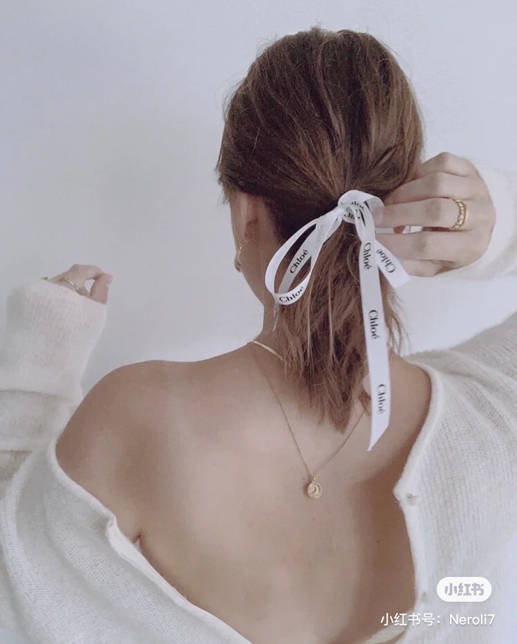 Using ribbon to tie hair