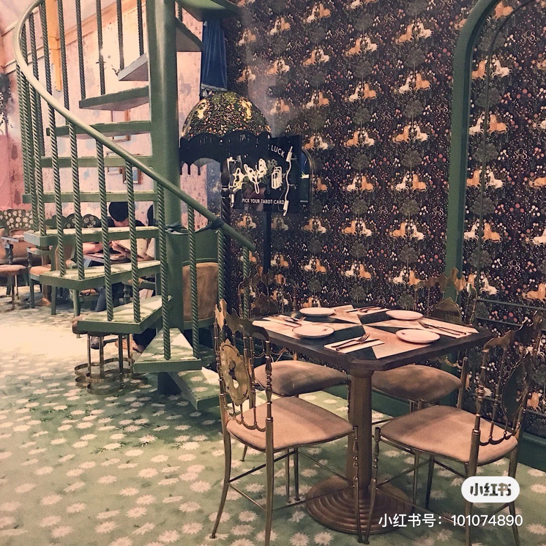 Table seating area in Sretsis Parlour