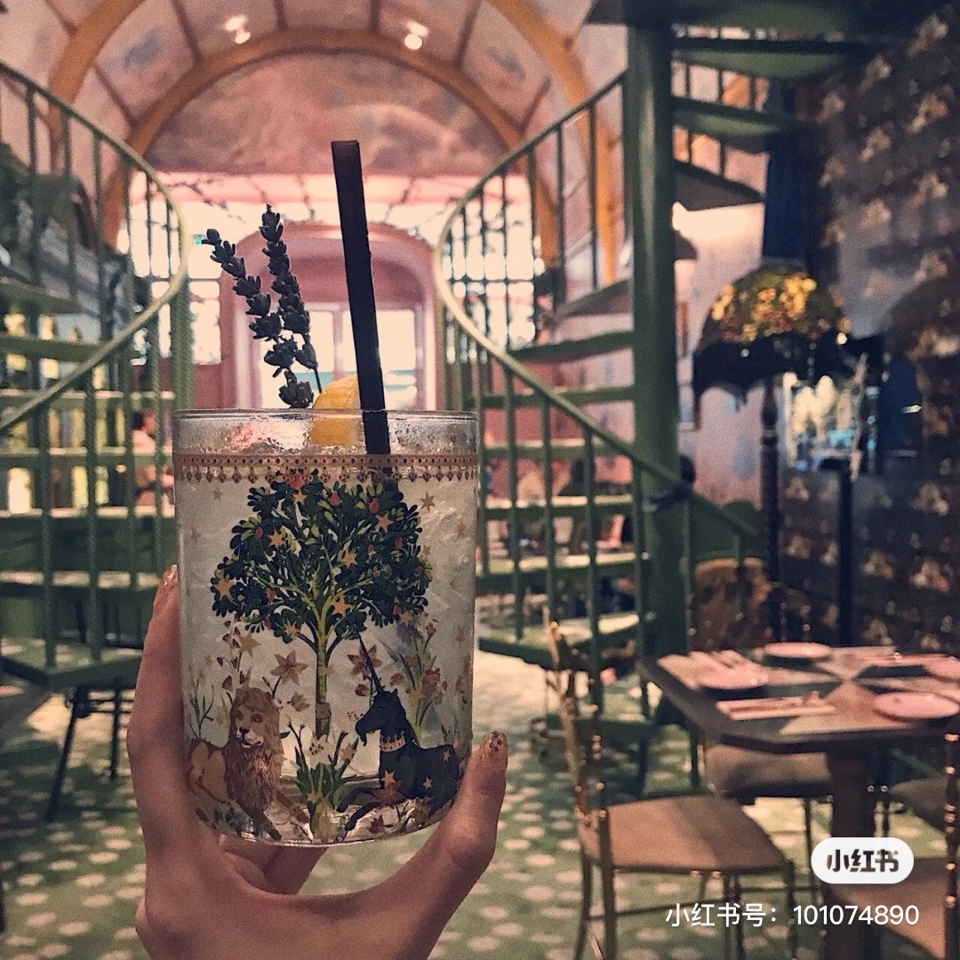 Cocktail served at Sretsis Parlour