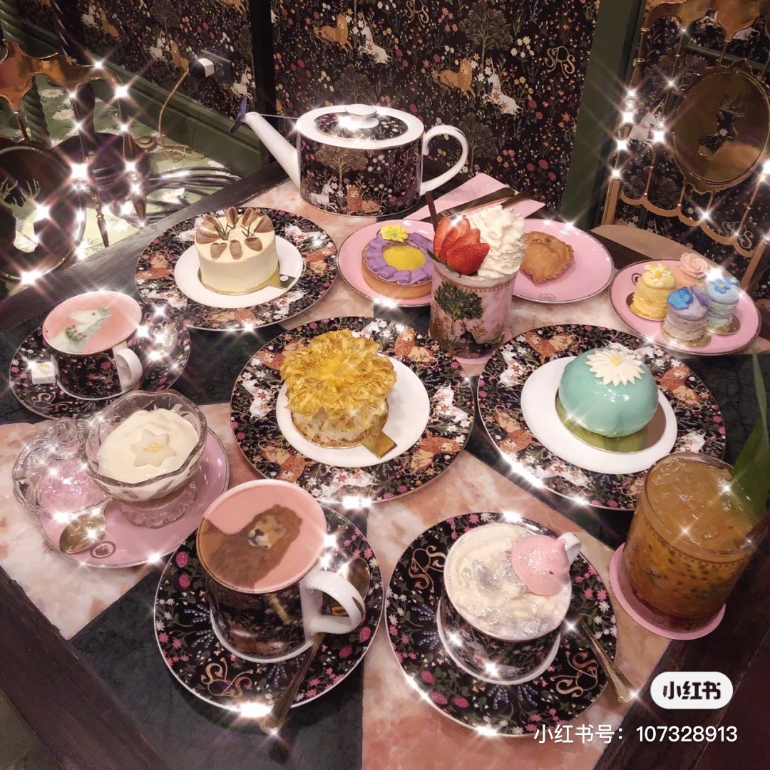 Cakes and drinks served at Sretsis Parlour