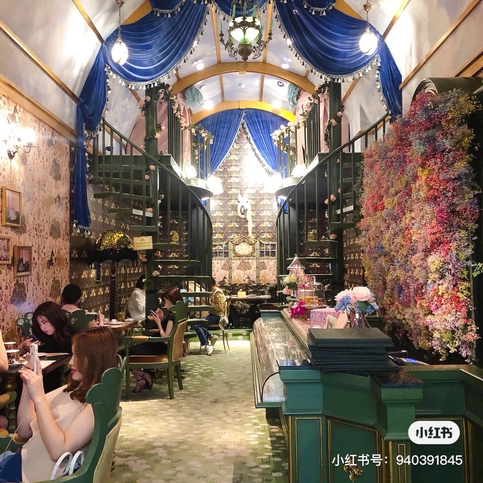 Seating area of Sretsis Parlour with floral backdrop