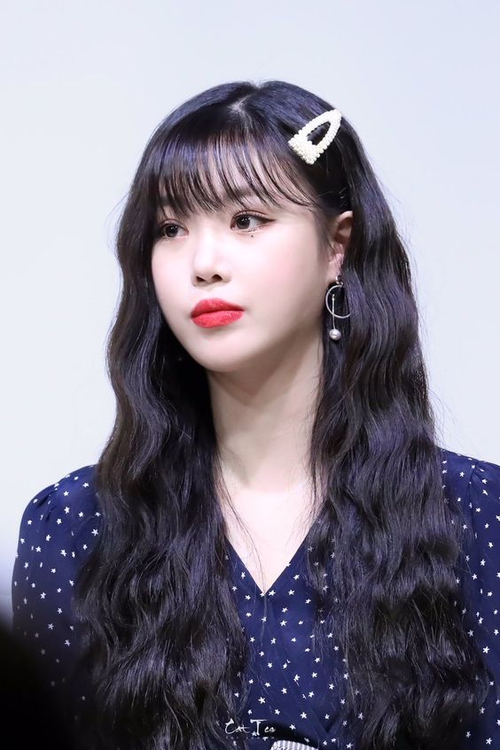 Soojin with big pearl hair clip