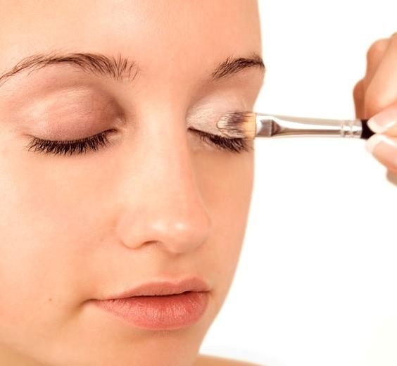 Applying eye primer before eyeliner