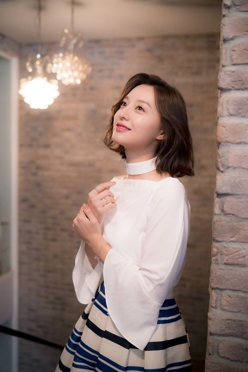 Kim Ji Won posing with short hair