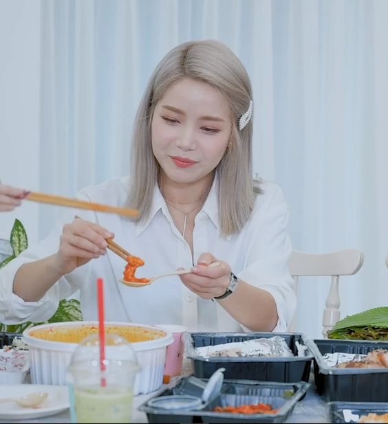 Solar with big pearl hair clip