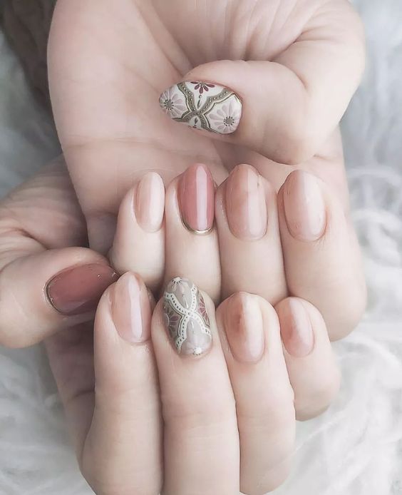 Pretty Vintage-Inspired Nail Art