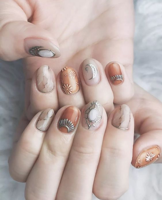 Pretty Vintage-Inspired Nail Art